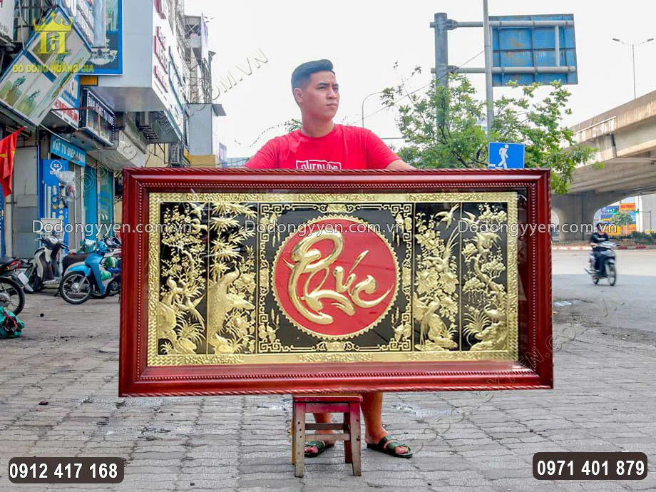 Nền tranh sơn đen - đỏ tạo ra sự tương phản v&ocirc; c&ugrave;ng nổi bật